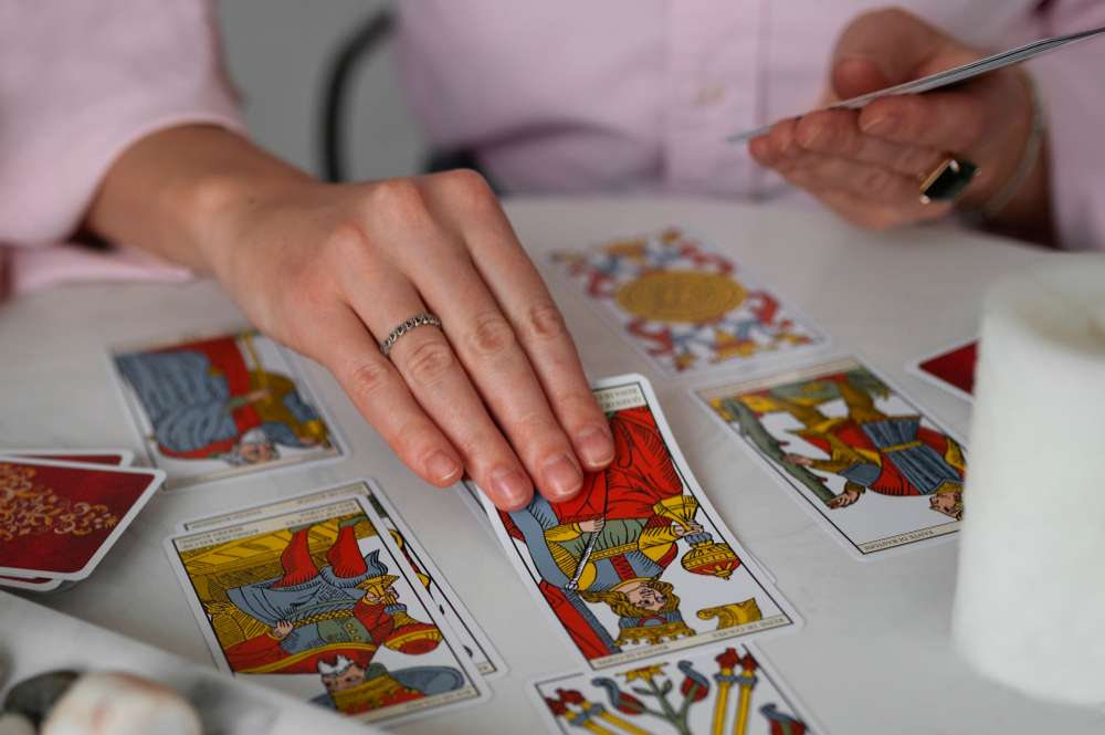 Come i tarocchi sono passati da gioco da tavolo a strumento di cartomanzia