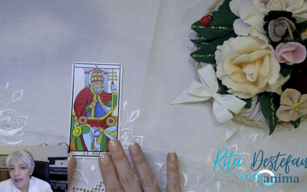 Sto facendo vedere e spiegando il papa dei tarocchi di marsiglia
